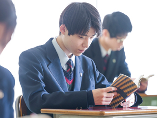 一日のスタートは朝読書から